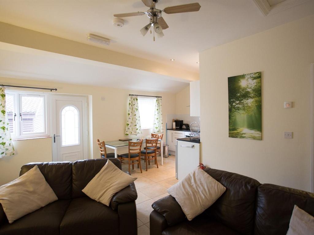 Treetops Cottages & Spa Grimsby Buitenkant foto
