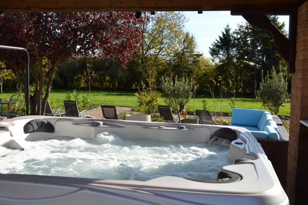 Treetops Cottages & Spa Grimsby Buitenkant foto